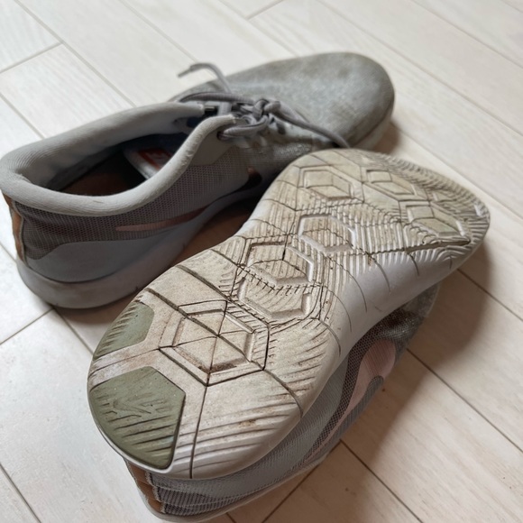 Nike Women’s Sneakers in Size 8.5 - Picture 3 of 3